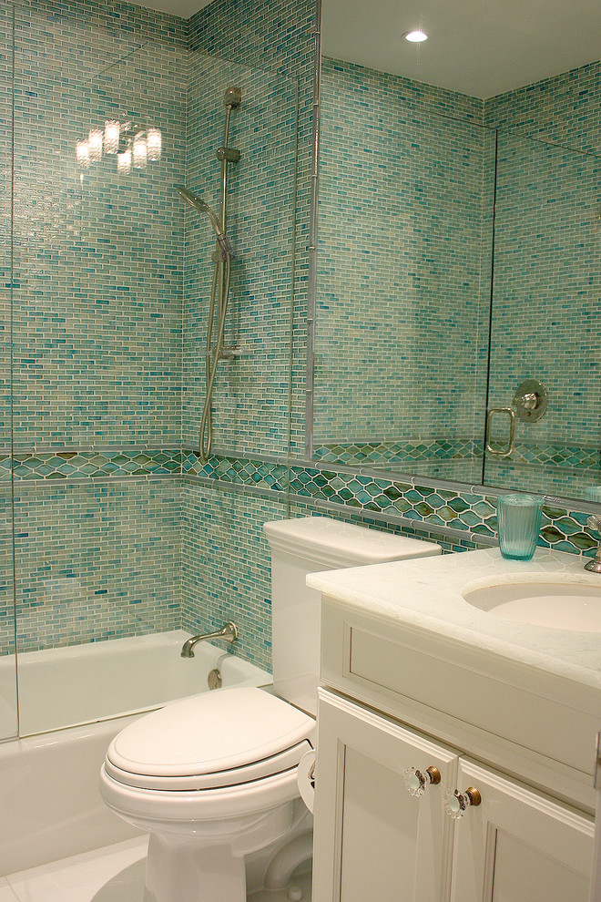 Exempel på ett mycket stort maritimt en-suite badrum, med luckor med infälld panel, vita skåp, ett badkar i en alkov, en dusch/badkar-kombination, en toalettstol med hel cisternkåpa, blå kakel, porslinskakel, blå väggar, ett undermonterad handfat och bänkskiva i kvarts