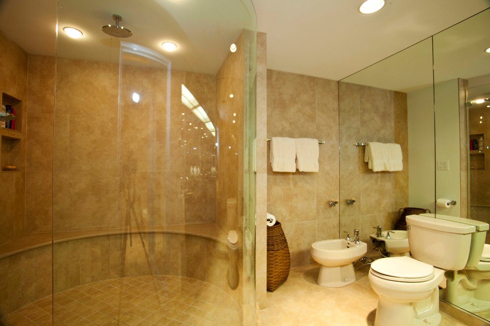 Ejemplo de cuarto de baño principal actual grande con ducha abierta, sanitario de dos piezas, baldosas y/o azulejos beige, baldosas y/o azulejos de piedra, paredes beige y suelo de piedra caliza