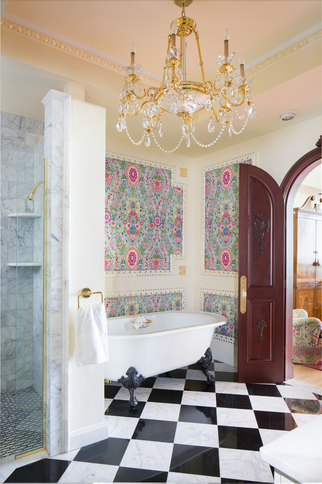Exempel på ett klassiskt badrum, med ett badkar med tassar, en dusch i en alkov och beige väggar