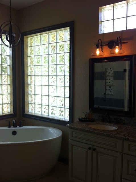 Example of an eclectic bathroom design in Orlando