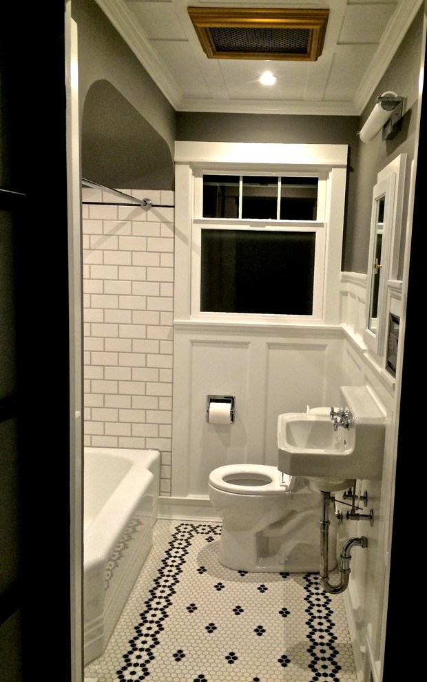 Ispirazione per una piccola stanza da bagno classica con lavabo sospeso, vasca ad alcova, vasca/doccia, WC a due pezzi, piastrelle bianche, piastrelle diamantate, pareti grigie e pavimento con piastrelle a mosaico