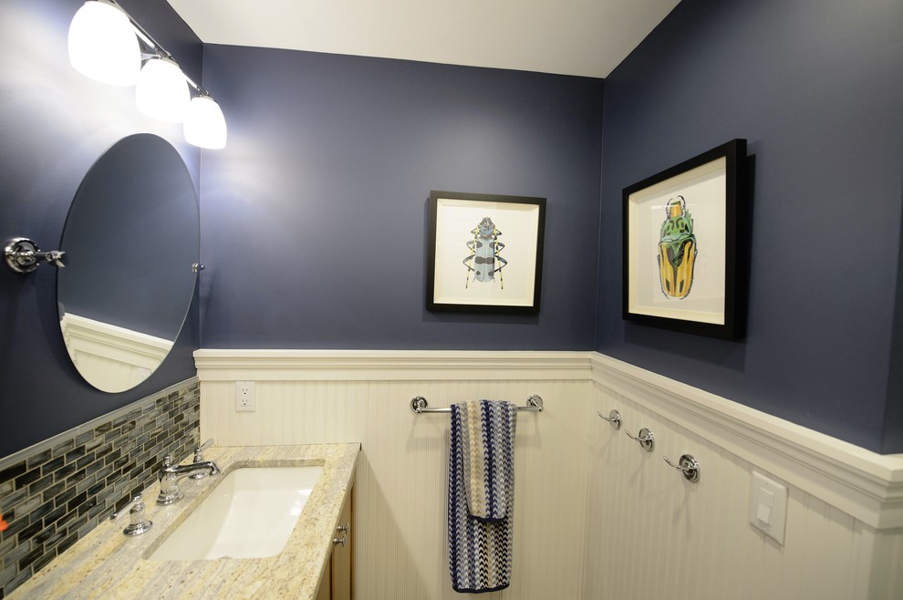 Inspiration pour une salle de bain traditionnelle en bois brun de taille moyenne pour enfant avec un placard avec porte à panneau encastré, une baignoire posée, WC à poser, un carrelage bleu, des plaques de verre, un mur bleu, un sol en carrelage de céramique, un lavabo encastré et un plan de toilette en granite.