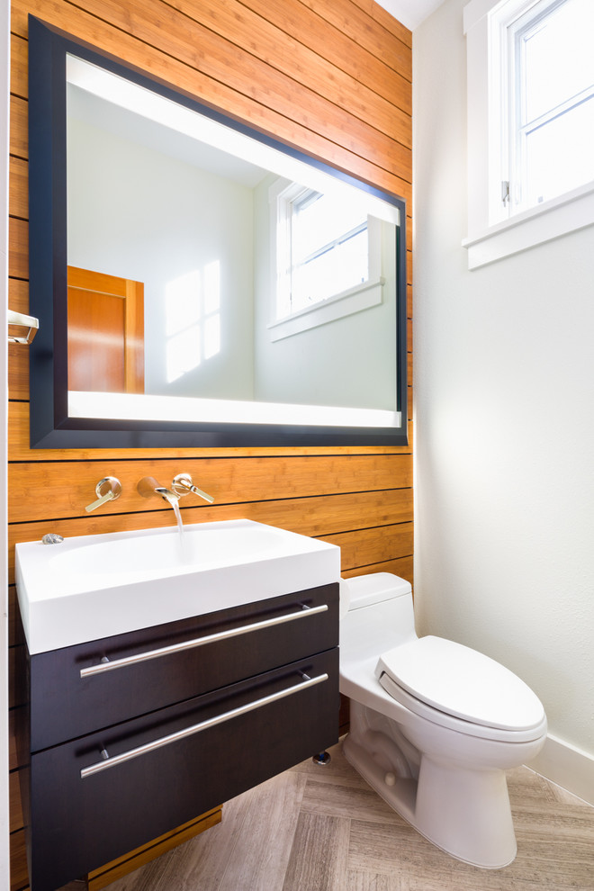 Свежая идея для дизайна: ванная комната среднего размера в современном стиле с плоскими фасадами и душевой кабиной - отличное фото интерьера
