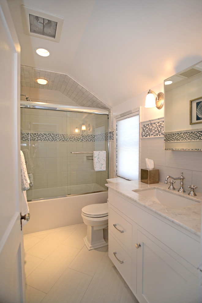 Idéer för att renovera ett mellanstort vintage badrum, med luckor med infälld panel, vita skåp, flerfärgad kakel och mosaik
