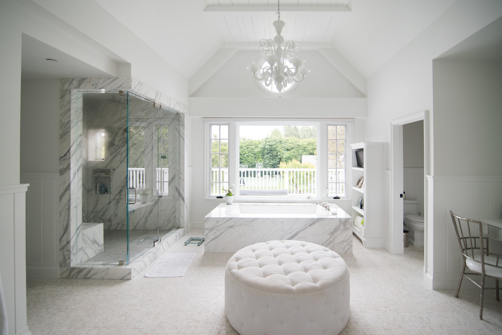 Foto på ett mycket stort funkis en-suite badrum, med ett fristående badkar, en hörndusch, en toalettstol med separat cisternkåpa, grå kakel, vit kakel, stenhäll, vita väggar och mosaikgolv
