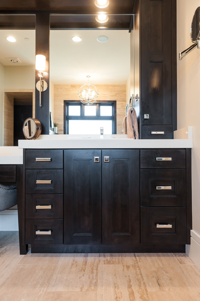Imagen de cuarto de baño principal clásico renovado grande con armarios estilo shaker y puertas de armario de madera en tonos medios