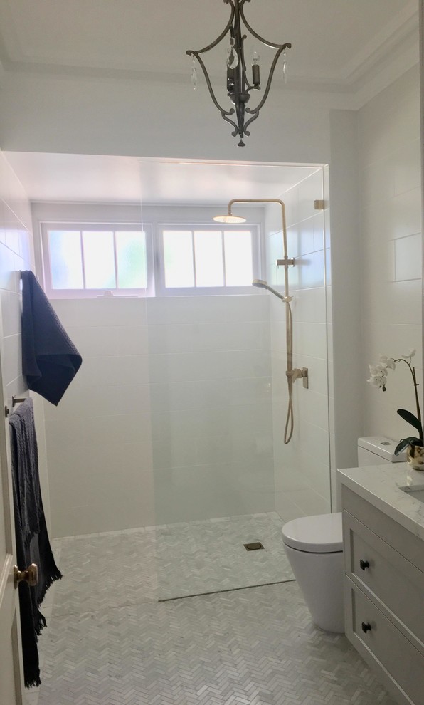 Klassisk inredning av ett mellanstort flerfärgad flerfärgat badrum med dusch, med skåp i shakerstil, vita skåp, en toalettstol med separat cisternkåpa, vit kakel, keramikplattor, vita väggar, mosaikgolv, ett undermonterad handfat, bänkskiva i kvarts, flerfärgat golv, med dusch som är öppen och en dubbeldusch
