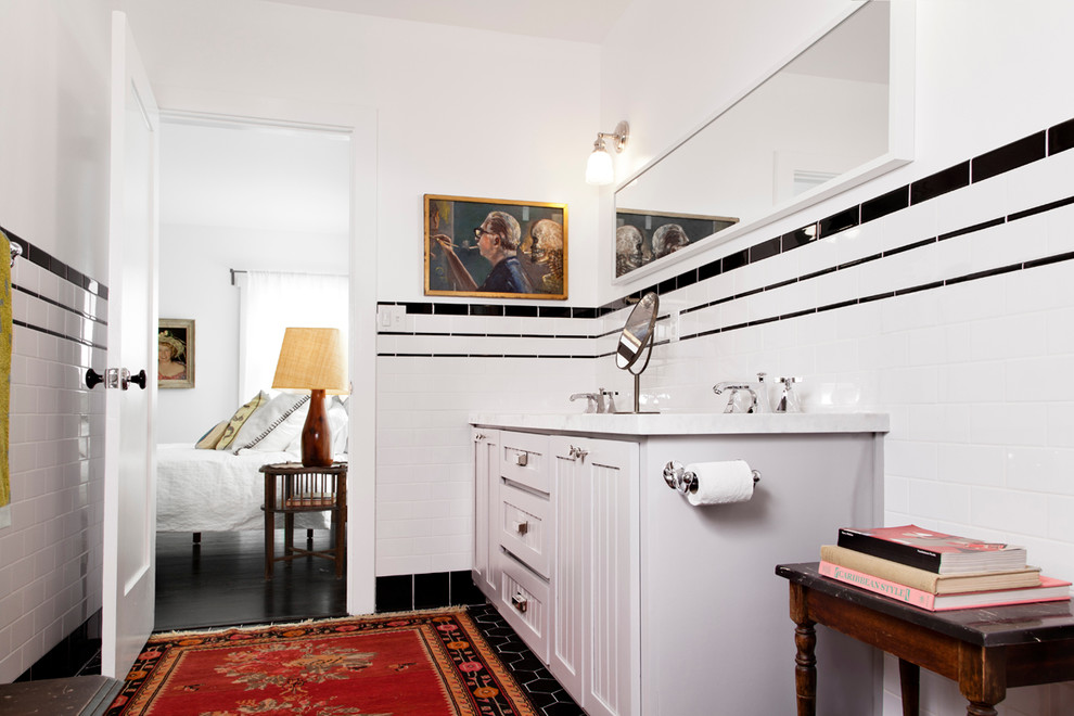 Идея дизайна: ванная комната в классическом стиле с фасадами в стиле шейкер, белыми фасадами, мраморной столешницей, белой плиткой, белыми стенами и полом из мозаичной плитки
