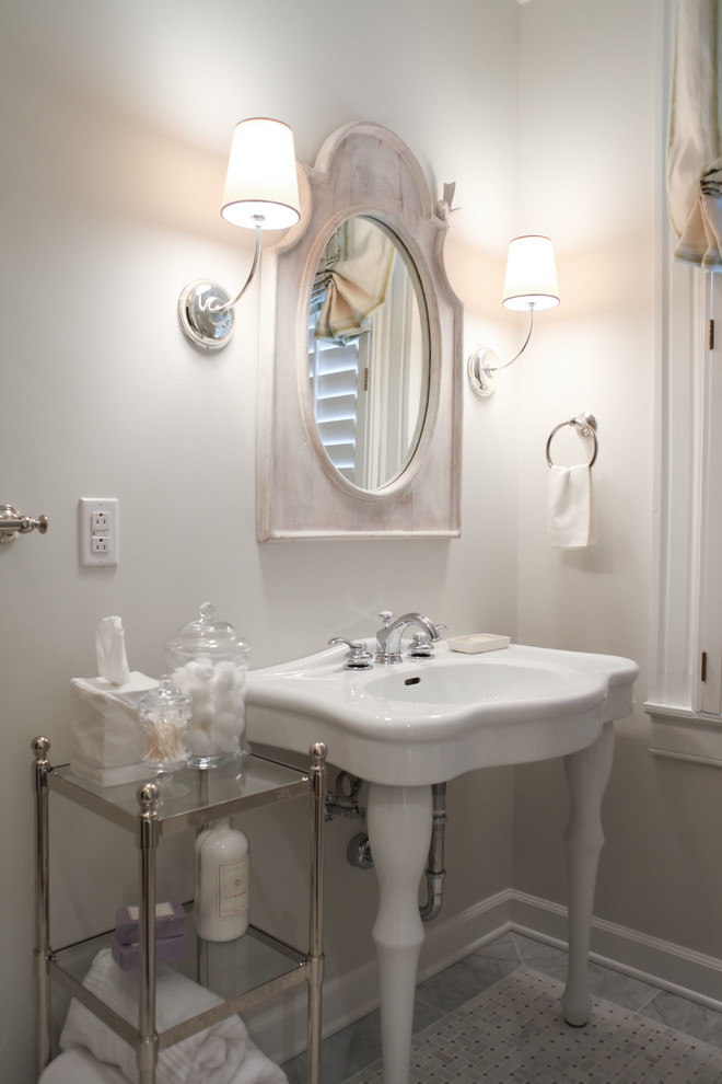 Esempio di una stanza da bagno shabby-chic style con lavabo a consolle