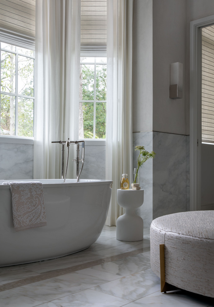 Réalisation d'une très grande salle de bain principale tradition avec une baignoire indépendante, une douche à l'italienne, un carrelage gris, du carrelage en marbre, un mur gris, un sol en marbre, un sol gris, une cabine de douche à porte battante, meuble-lavabo suspendu et un plafond voûté.