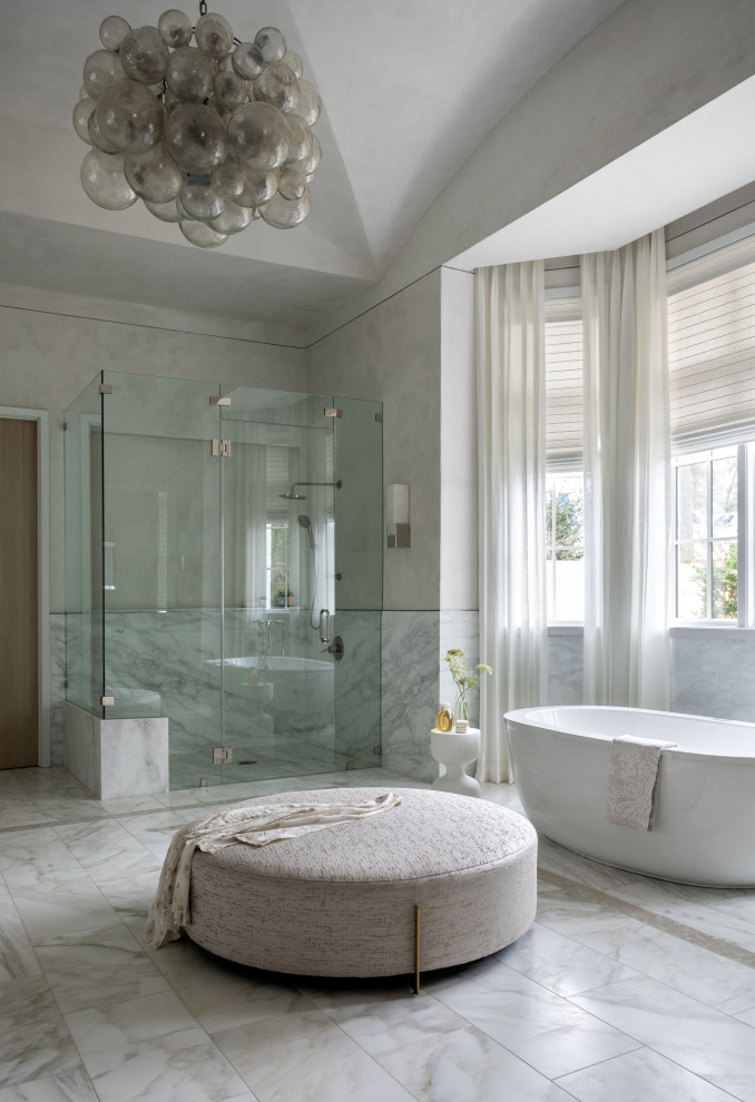 Idée de décoration pour une très grande salle de bain principale tradition avec une baignoire indépendante, une douche à l'italienne, un carrelage gris, du carrelage en marbre, un mur gris, un sol en marbre, un sol gris, une cabine de douche à porte battante et un plafond voûté.