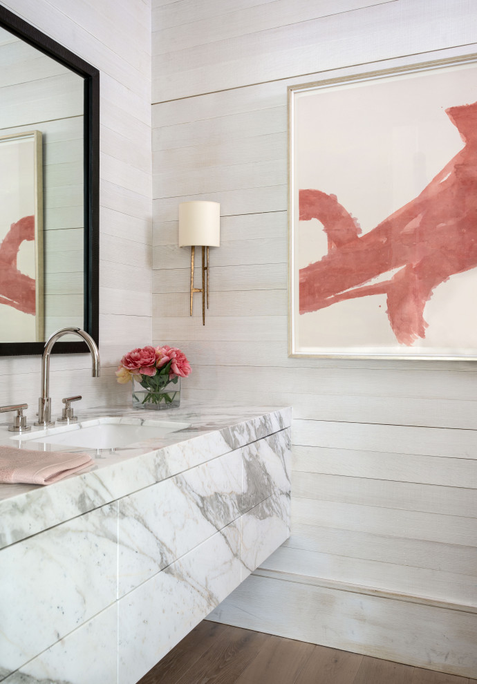 Geräumiges Klassisches Badezimmer En Suite mit grauer Wandfarbe, schwebendem Waschtisch, flächenbündigen Schrankfronten, braunem Holzboden, braunem Boden, grauer Waschtischplatte, Einzelwaschbecken und Holzwänden in Houston