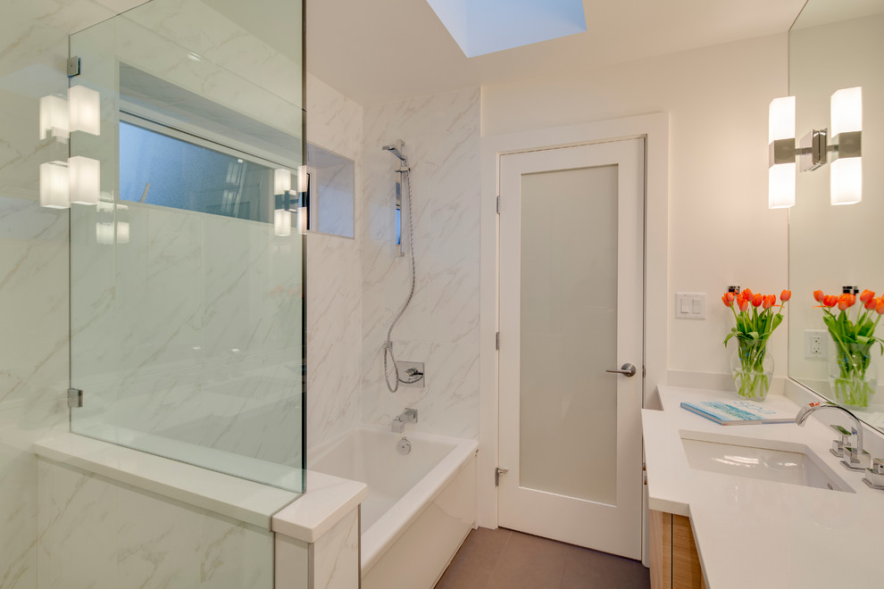 Foto de cuarto de baño principal contemporáneo pequeño con lavabo bajoencimera, armarios con paneles lisos, puertas de armario de madera clara, encimera de cuarzo compacto y paredes blancas