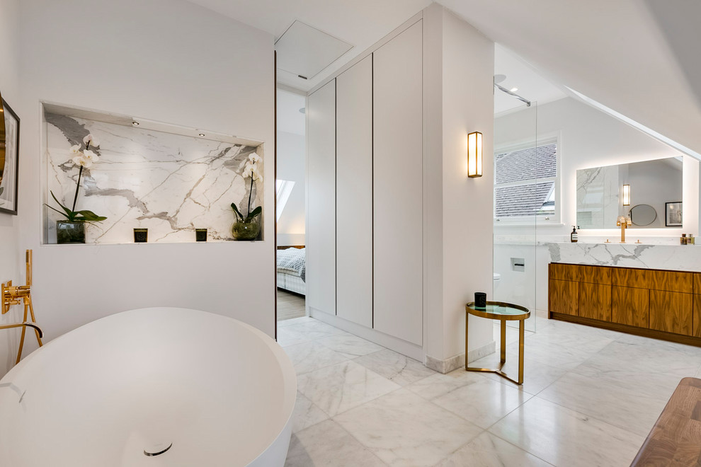 Diseño de cuarto de baño principal actual con armarios con paneles lisos, puertas de armario de madera oscura, bañera exenta y paredes blancas