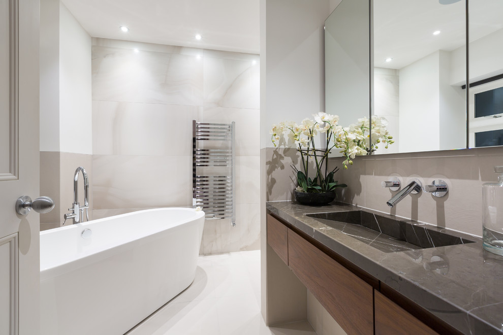 Ejemplo de cuarto de baño contemporáneo con aseo y ducha