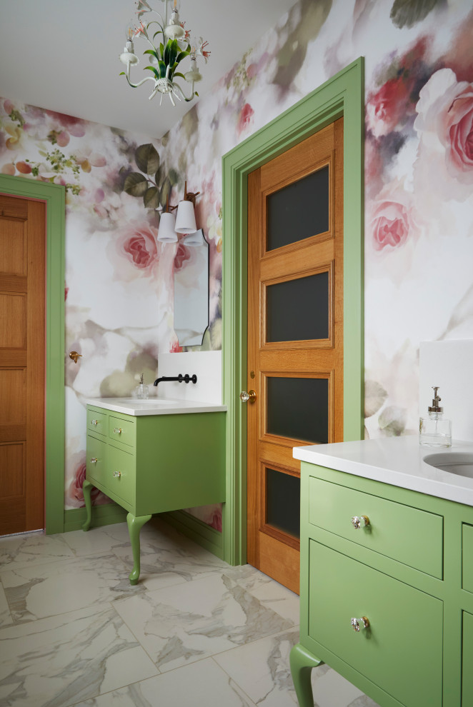 Inredning av ett lantligt stort vit vitt badrum för barn, med gröna skåp, ett undermonterad handfat, bänkskiva i kvarts, grått golv och släta luckor