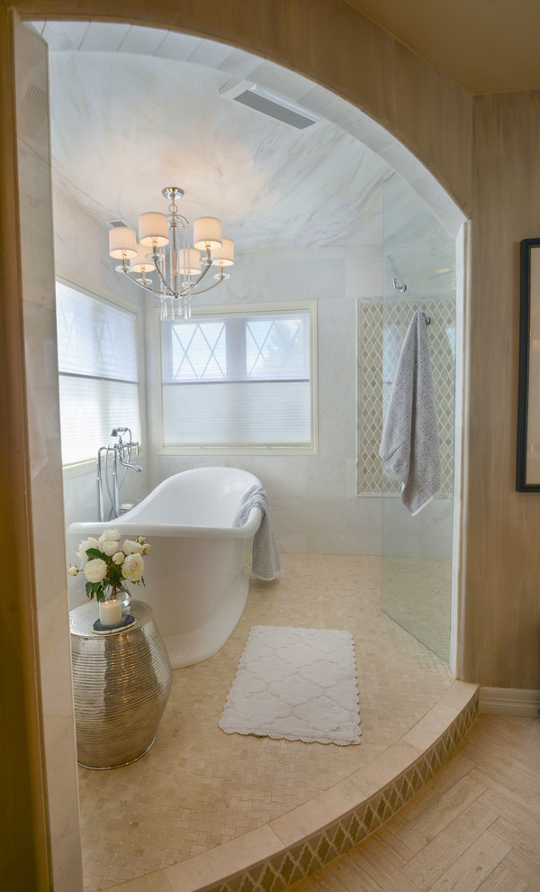 Diseño de cuarto de baño tradicional renovado con bañera exenta, ducha a ras de suelo y baldosas y/o azulejos beige