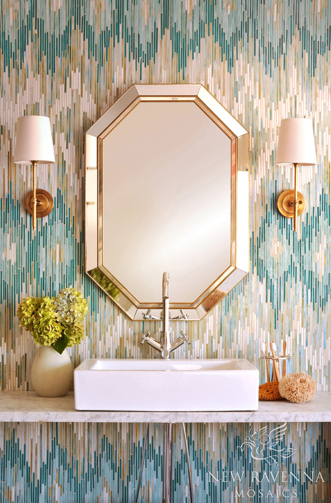 Пример оригинального дизайна: ванная комната в современном стиле с синей плиткой и плиткой мозаикой