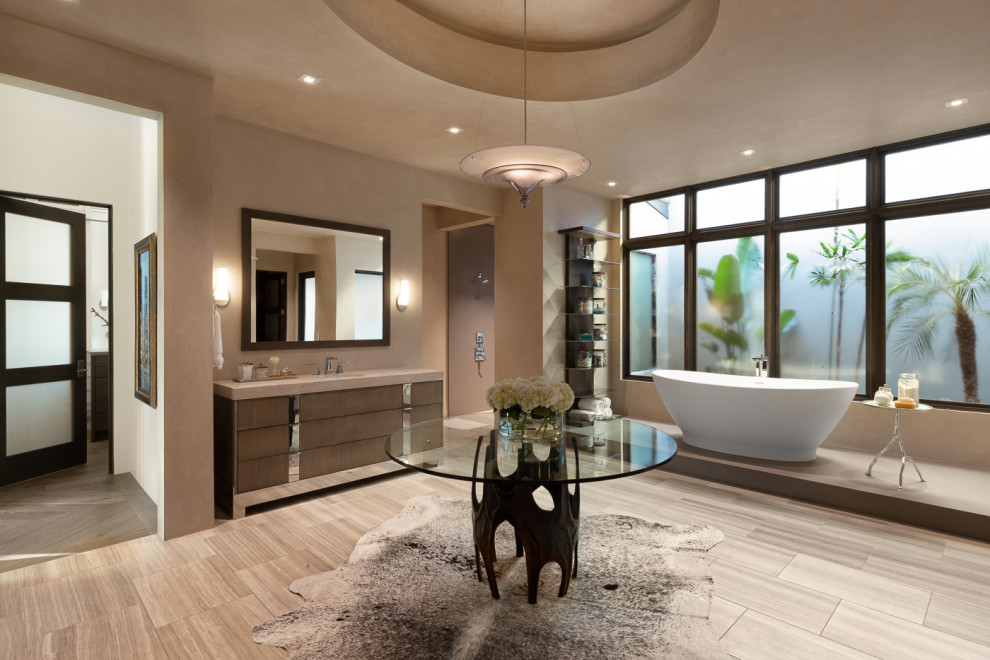 Modernes Badezimmer En Suite mit braunen Schränken, freistehender Badewanne, brauner Wandfarbe, braunem Boden, brauner Waschtischplatte und flächenbündigen Schrankfronten in Sacramento