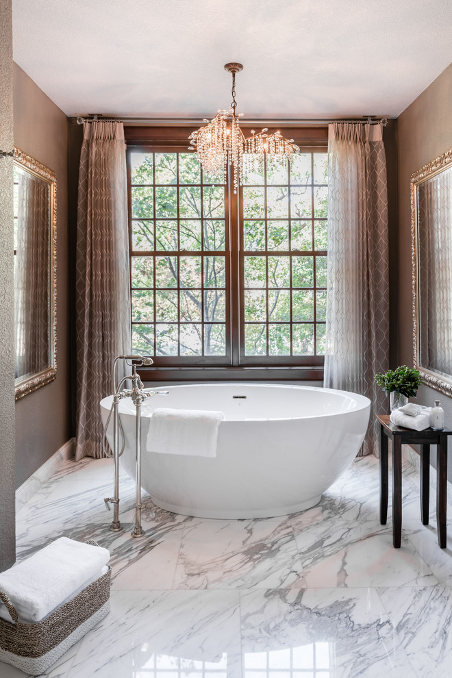 Foto de cuarto de baño clásico con bañera exenta, paredes marrones y suelo blanco
