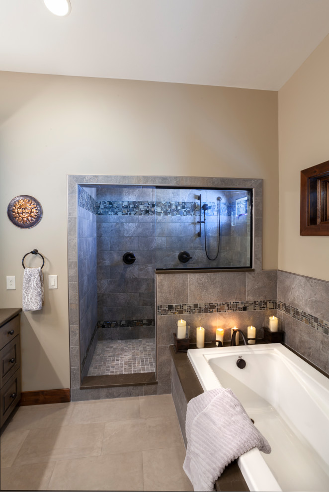 Exemple d'une salle de bain principale chic avec une baignoire posée, une douche double, un carrelage gris, du carrelage en ardoise, un mur beige, un sol gris et aucune cabine.