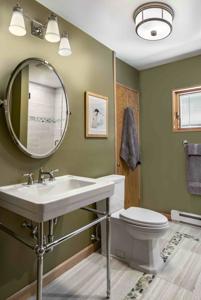 Пример оригинального дизайна: ванная комната среднего размера в стиле рустика с раздельным унитазом, зеленой плиткой, зелеными стенами, полом из керамической плитки, душевой кабиной, врезной раковиной, разноцветным полом, душевой комнатой и душем с распашными дверями
