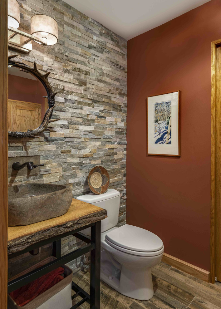 Idéer för ett litet rustikt toalett, med möbel-liknande, svarta skåp, orange kakel, träbänkskiva, en toalettstol med hel cisternkåpa, mellanmörkt trägolv och ett fristående handfat
