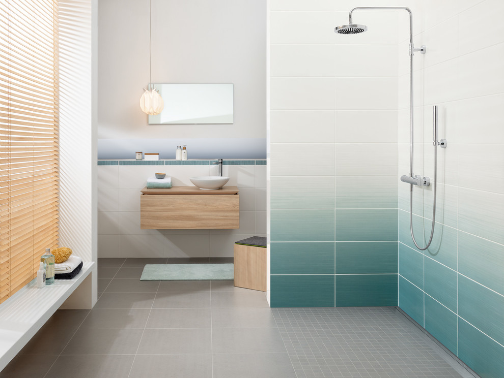 На фото: ванная комната в стиле неоклассика (современная классика) с настольной раковиной и синими стенами с