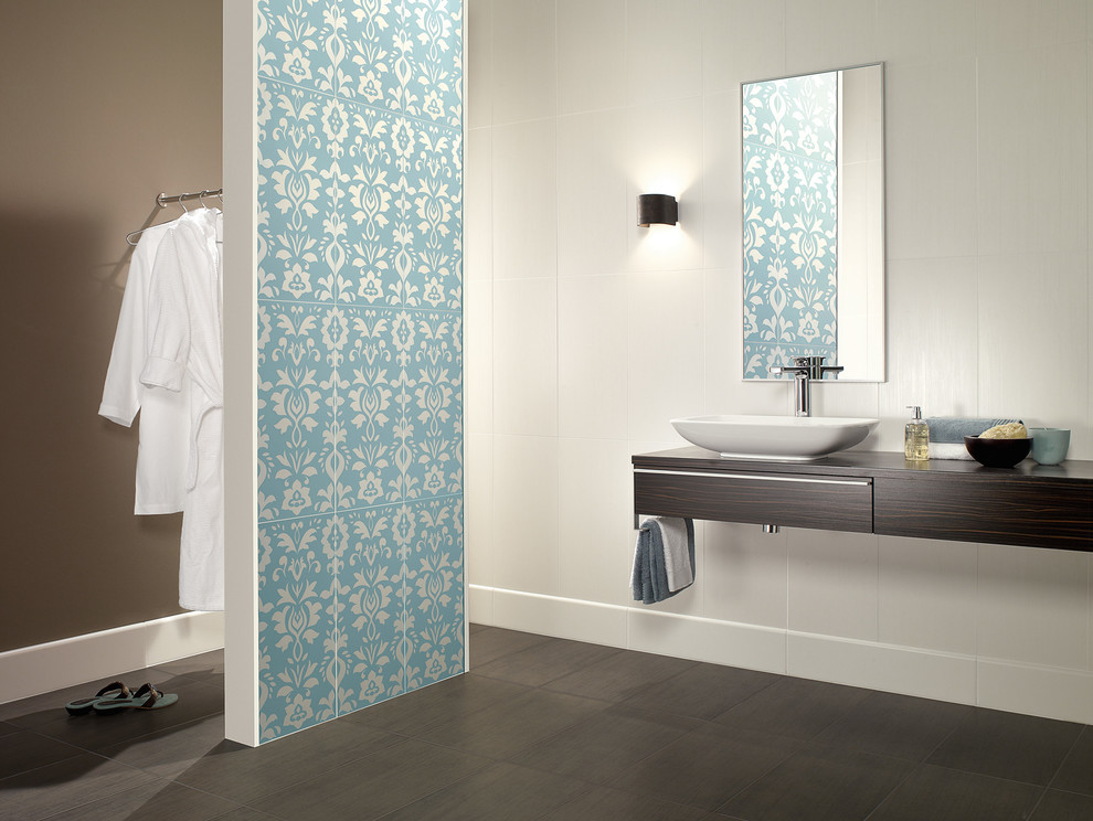 Свежая идея для дизайна: ванная комната в стиле неоклассика (современная классика) с настольной раковиной и синими стенами - отличное фото интерьера