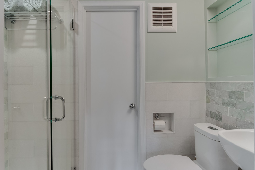 Aménagement d'une petite salle de bain classique avec WC à poser, un carrelage multicolore, du carrelage en marbre, un mur vert, un sol en marbre, un lavabo suspendu, un sol blanc et une cabine de douche à porte coulissante.