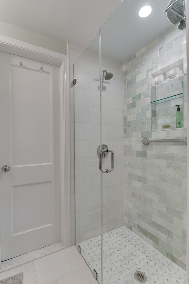 Идея дизайна: маленькая ванная комната в стиле неоклассика (современная классика) с душем в нише, унитазом-моноблоком, разноцветной плиткой, мраморной плиткой, зелеными стенами, мраморным полом, душевой кабиной, подвесной раковиной, белым полом и душем с раздвижными дверями для на участке и в саду