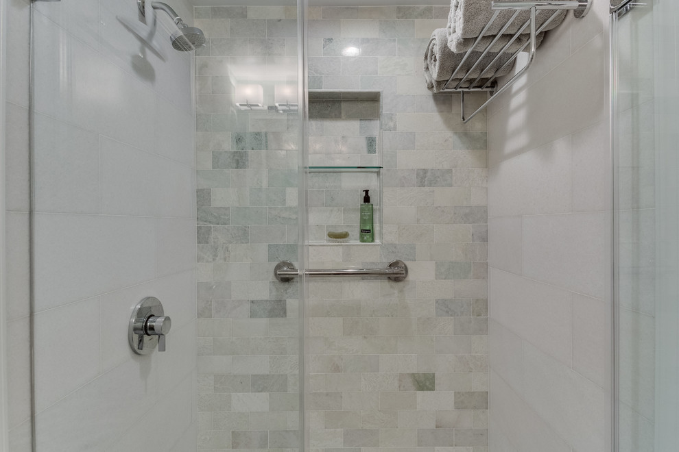 Источник вдохновения для домашнего уюта: маленькая ванная комната в стиле неоклассика (современная классика) с душем в нише, унитазом-моноблоком, разноцветной плиткой, мраморной плиткой, зелеными стенами, мраморным полом, душевой кабиной, подвесной раковиной, белым полом и душем с раздвижными дверями для на участке и в саду