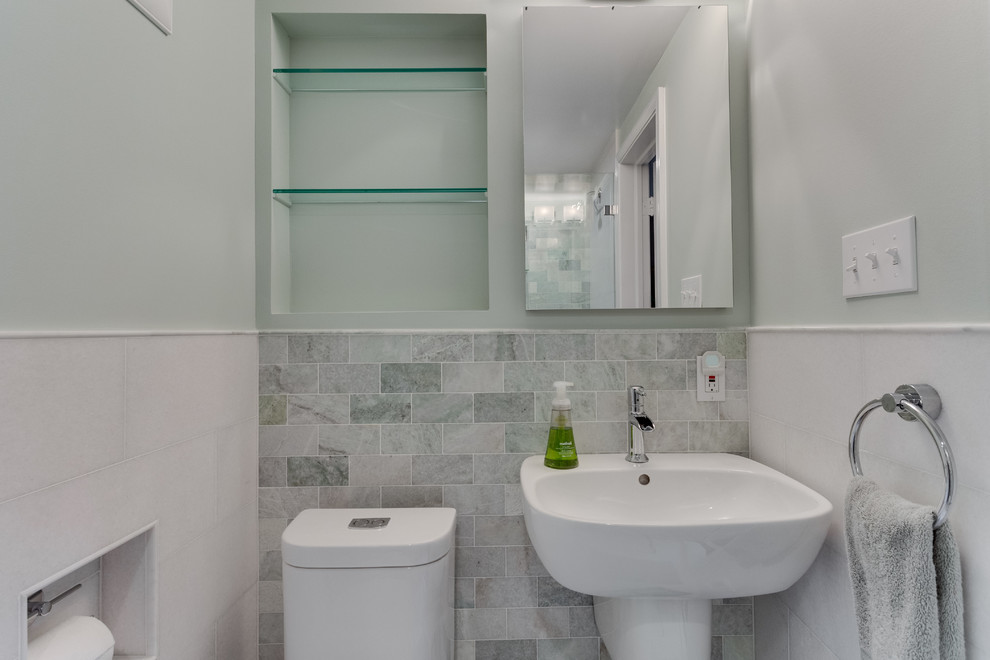 Идея дизайна: маленькая ванная комната в стиле неоклассика (современная классика) с душем в нише, унитазом-моноблоком, разноцветной плиткой, мраморной плиткой, зелеными стенами, мраморным полом, душевой кабиной, подвесной раковиной, белым полом и душем с раздвижными дверями для на участке и в саду