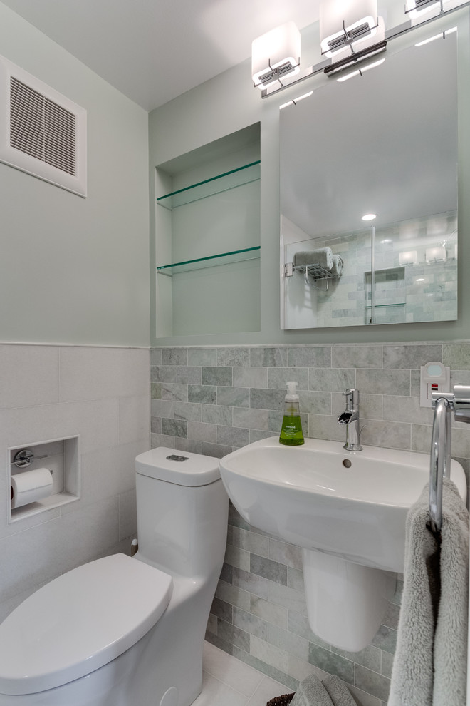 Idee per una piccola stanza da bagno con doccia classica con doccia alcova, WC monopezzo, piastrelle multicolore, piastrelle di marmo, pareti verdi, pavimento in marmo, lavabo sospeso, pavimento bianco e porta doccia scorrevole