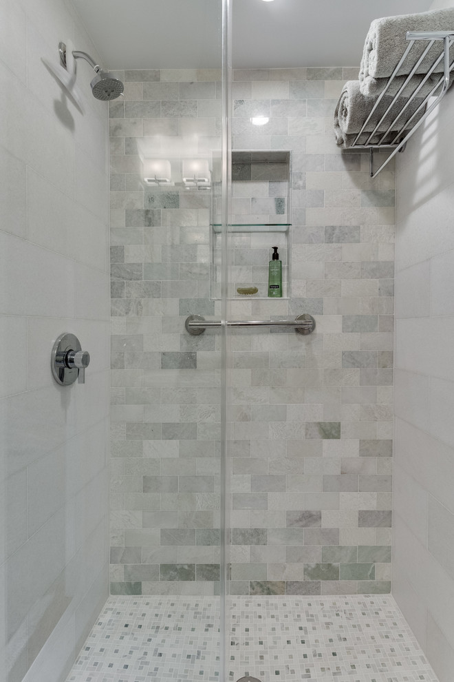 Esempio di una piccola stanza da bagno con doccia classica con doccia alcova, WC monopezzo, piastrelle multicolore, piastrelle di marmo, pareti verdi, pavimento in marmo, lavabo sospeso, pavimento bianco e porta doccia scorrevole