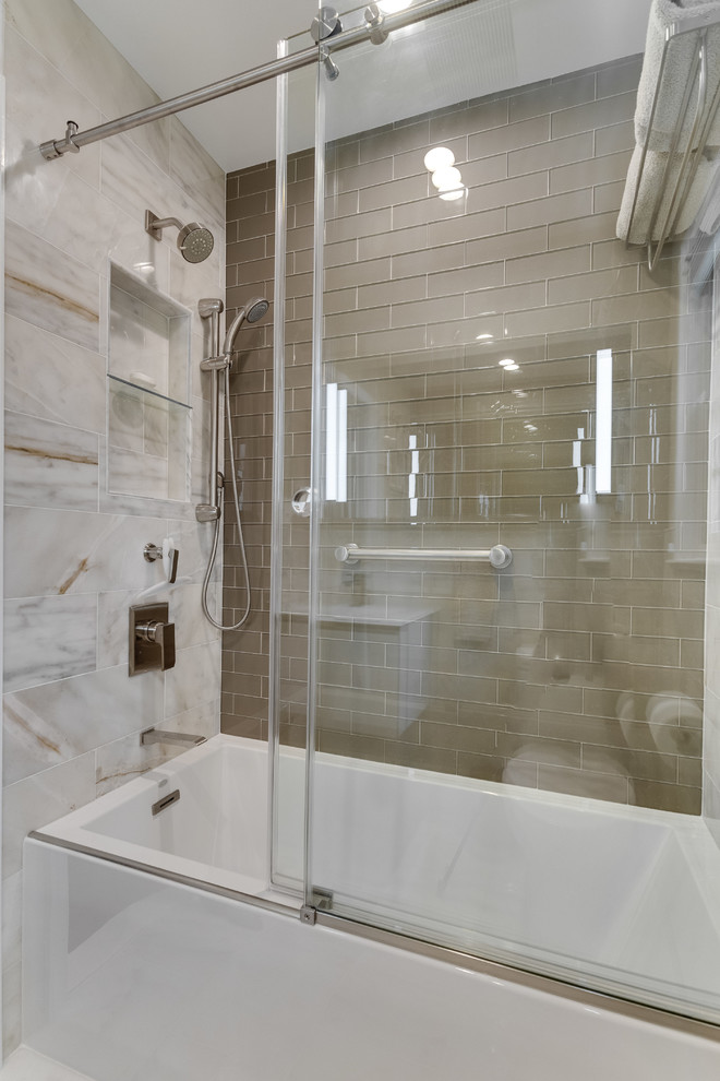 Пример оригинального дизайна: детская ванная комната среднего размера в стиле неоклассика (современная классика) с плоскими фасадами, белыми фасадами, ванной в нише, душем над ванной, унитазом-моноблоком, разноцветной плиткой, бежевыми стенами, мраморным полом, подвесной раковиной, стеклянной столешницей, разноцветным полом и душем с раздвижными дверями