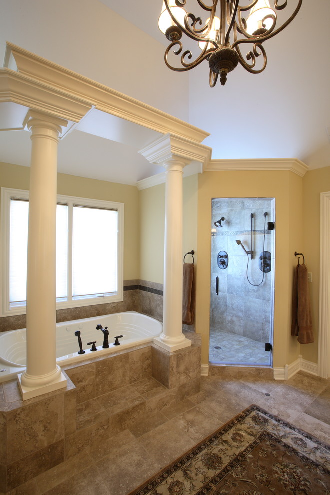 Ispirazione per una stanza da bagno tradizionale con vasca da incasso e doccia ad angolo