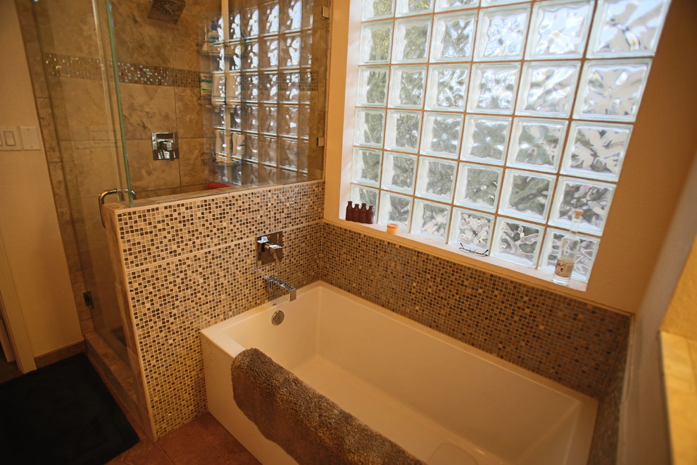 Inspiration pour une petite salle de bain principale design avec une baignoire d'angle, une douche d'angle, un carrelage beige, mosaïque, un mur beige et un sol en carrelage de céramique.