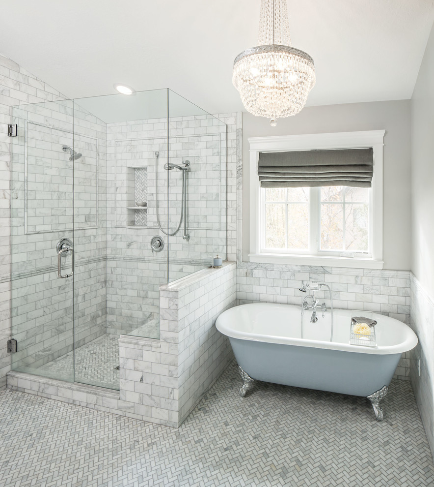 Идея дизайна: ванная комната в классическом стиле с ванной на ножках, душем в нише, белой плиткой, каменной плиткой, нишей и сиденьем для душа