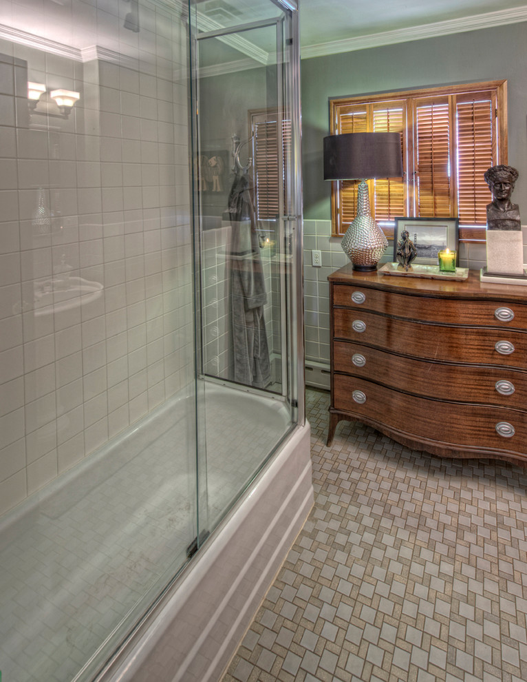 Ejemplo de cuarto de baño ecléctico de tamaño medio con combinación de ducha y bañera, paredes grises y suelo de baldosas de cerámica