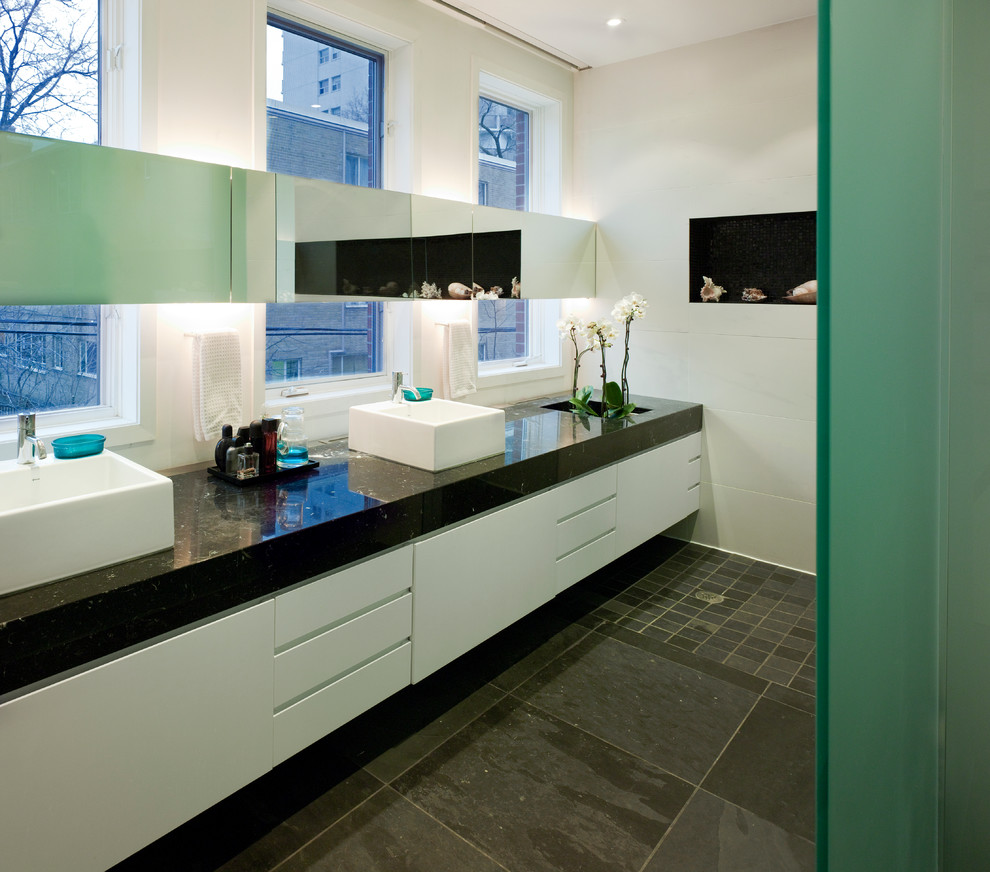 Свежая идея для дизайна: ванная комната в современном стиле с столешницей из гранита и настольной раковиной - отличное фото интерьера