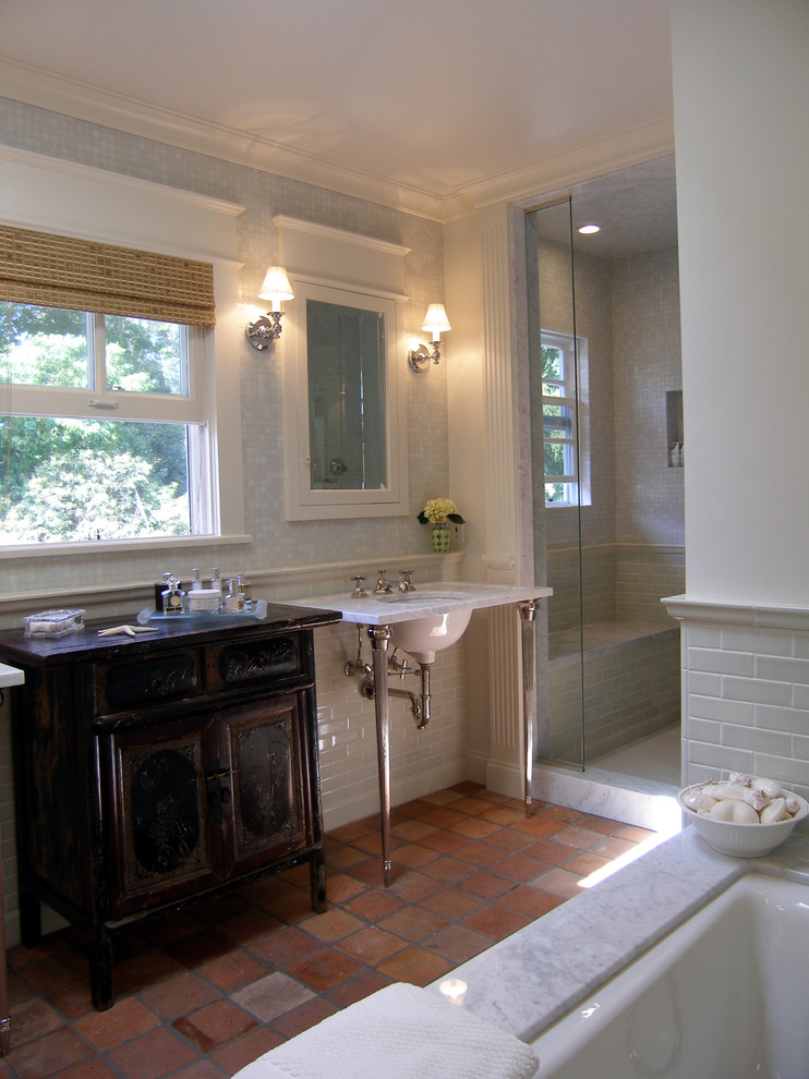Стильный дизайн: ванная комната в классическом стиле с оранжевым полом - последний тренд