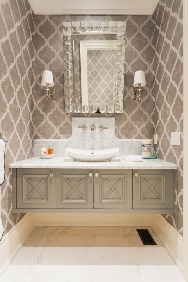 Diseño de cuarto de baño tradicional con lavabo sobreencimera, armarios con paneles empotrados y paredes multicolor