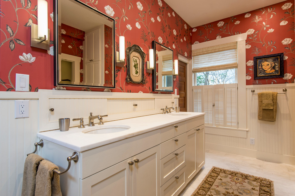 Bild på ett mellanstort shabby chic-inspirerat en-suite badrum, med skåp i shakerstil, vita skåp, en dusch i en alkov, flerfärgade väggar, klinkergolv i keramik och beiget golv