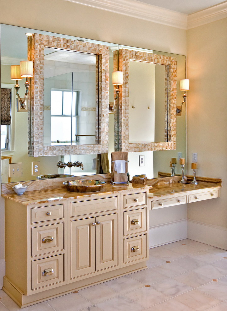 Источник вдохновения для домашнего уюта: ванная комната в классическом стиле с настольной раковиной