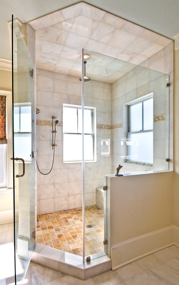 Bild på ett vintage badrum, med en dusch i en alkov och beige kakel