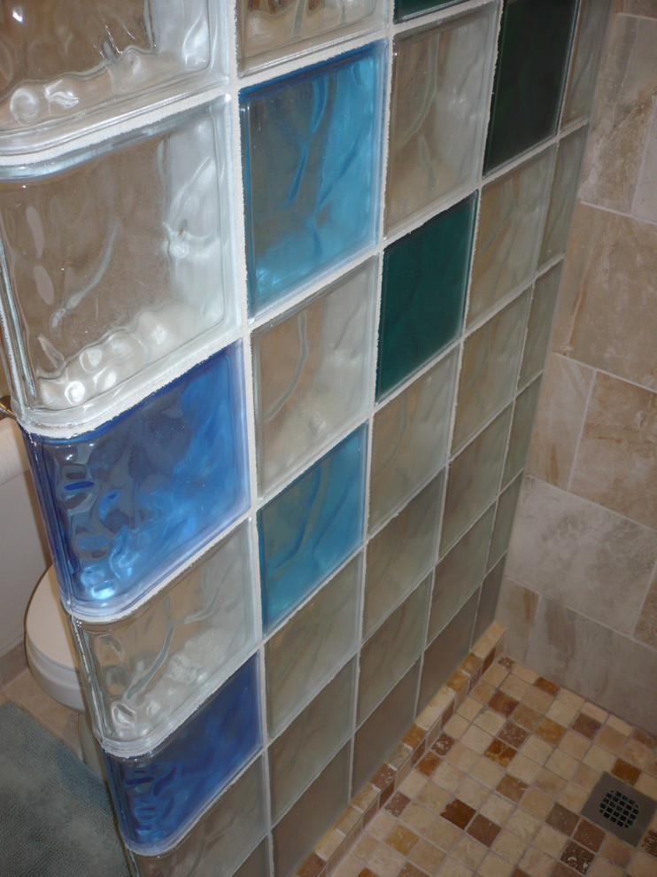 Inspiration för ett mellanstort vintage en-suite badrum, med en öppen dusch, beige kakel, keramikplattor, beige väggar och klinkergolv i keramik