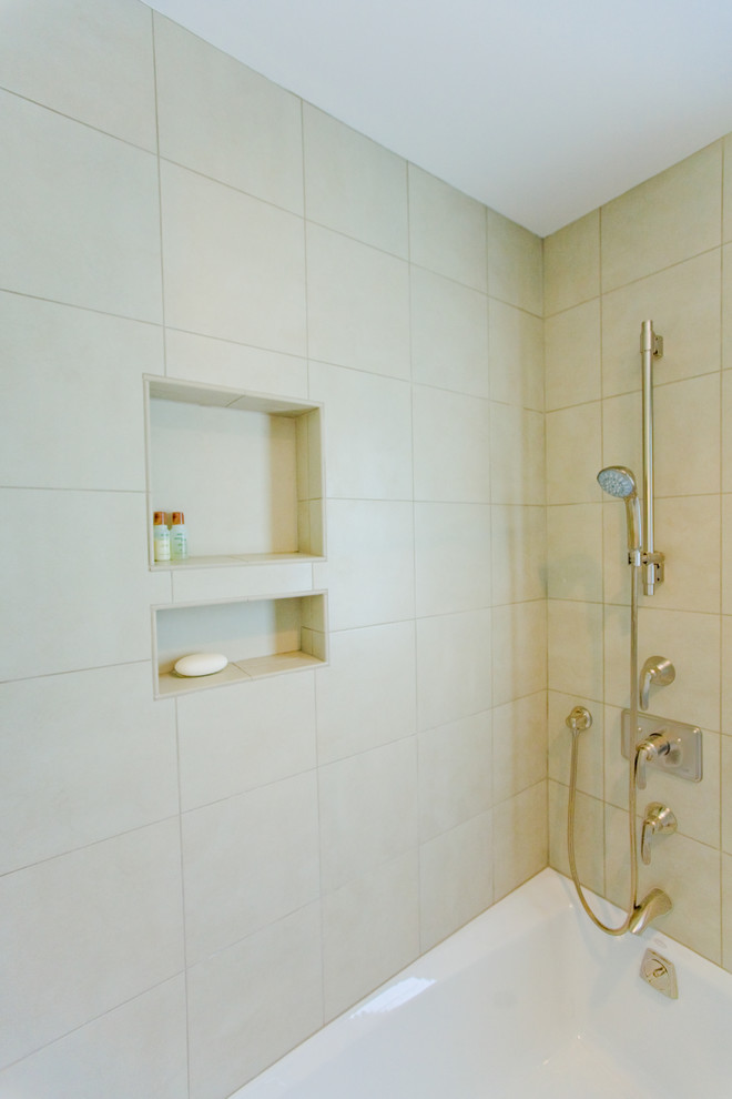 Modern inredning av ett stort badrum, med ett undermonterad handfat, en dusch/badkar-kombination, en toalettstol med hel cisternkåpa, beige kakel, porslinskakel, vita väggar, klinkergolv i porslin, ett badkar i en alkov och dusch med duschdraperi