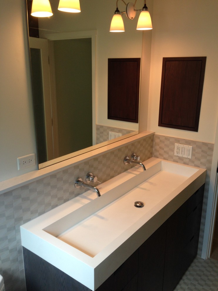Inspiration för mellanstora moderna en-suite badrum, med släta luckor, skåp i mörkt trä, grå kakel, beige väggar och ett avlångt handfat