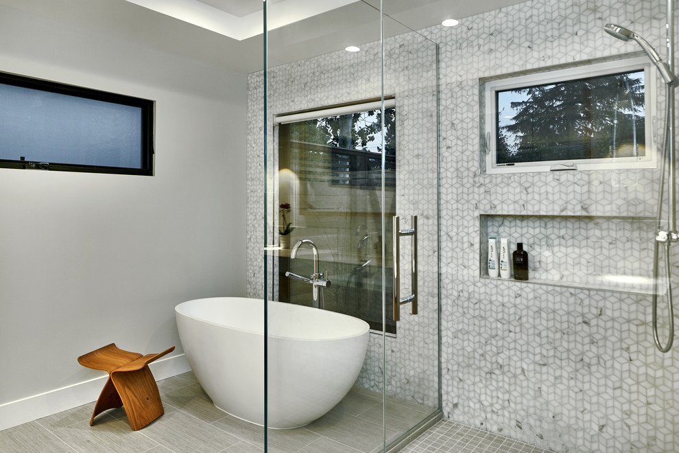 Источник вдохновения для домашнего уюта: ванная комната в современном стиле с отдельно стоящей ванной, серыми стенами и серым полом